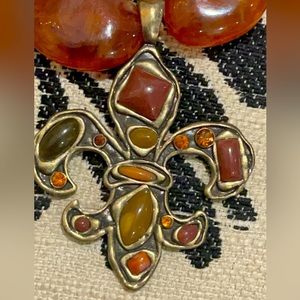 Gorgeous necklace with clip on & off pendant 
$15
#fab #vintagestyle